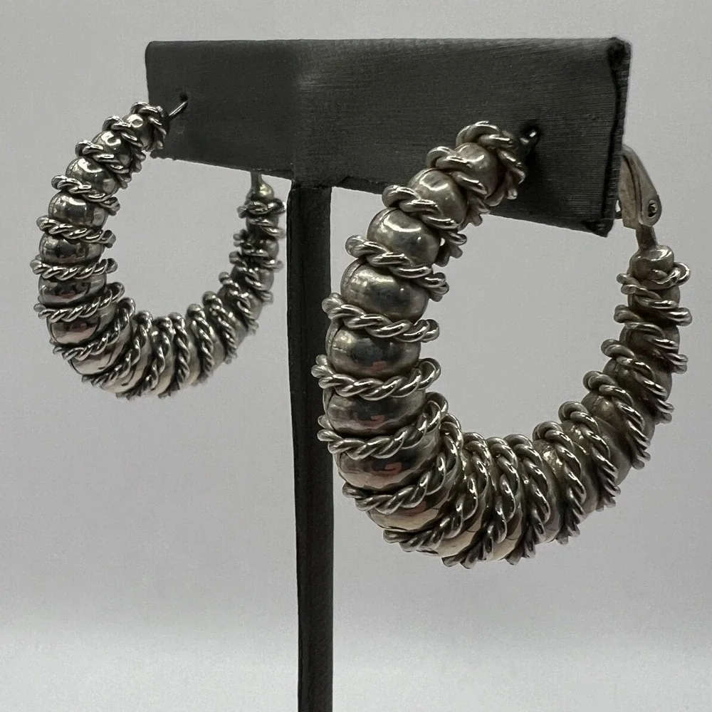 Scalloped Hoop Pierced Earrings Silver Tone‎ Rope Wrapped